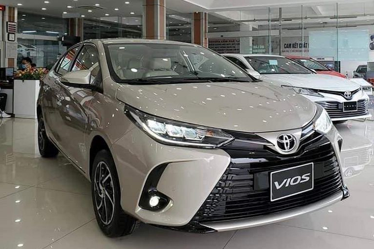 Giá xe Toyota Vios E CVT 2021 hiện đang được phân phối chính hãng khoảng 420 triệu đồng, xe có thiết kế tinh chỉnh so với model cũ và có nhiều trang bị đáng chú ý như lưới tản nhiệt hình thang ngược, đèn pha halogen projector, đèn sương mù LED, đèn hậu LED, mâm 15 inch 2 tông màu thể thao.