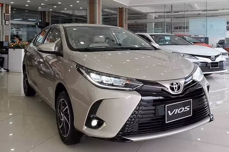 Giá xe Toyota Vios E CVT 2021 hiện đang được phân phối chính hãng khoảng 420 triệu đồng, xe có thiết kế tinh chỉnh so với model cũ và có nhiều trang bị đáng chú ý như lưới tản nhiệt hình thang ngược, đèn pha halogen projector, đèn sương mù LED, đèn hậu LED, mâm 15 inch 2 tông màu thể thao.