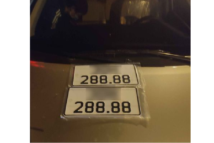 Phải nói chủ chiếc Toyota Vios chạy lướt này đã vô cùng may mắn khi bấm được biển "8888". Theo giới luận số, tấm biển này sẽ mang lại sự thịnh vượng, sức khoẻ, may mắn và thăng tiến cho chủ xe.