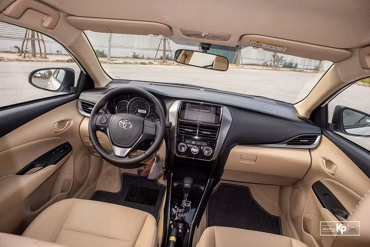 Ở bên trong, xe có ghế bọc da màu be, chỉnh tay, vô lăng 3 chấu, cụm đồng hồ phía sau dạng Optitron, hệ thống giải trí bao gồm đầu DVD kết hợp màn hình cảm ứng 7 inch, hỗ trợ kết nối Apple CarPlay/Android Auto, dàn âm thanh 4 loa...