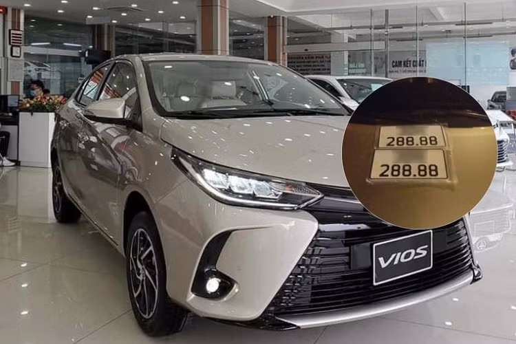 Theo chia sẻ của chủ sở hữu, chiếc Toyota Vios biển tứ quý 8 này thuộc bản E CVT, có 3 túi khí, xe vừa đăng ký vào ngày 2/12 vừa qua và chạy được quãng đường gần 100 km.