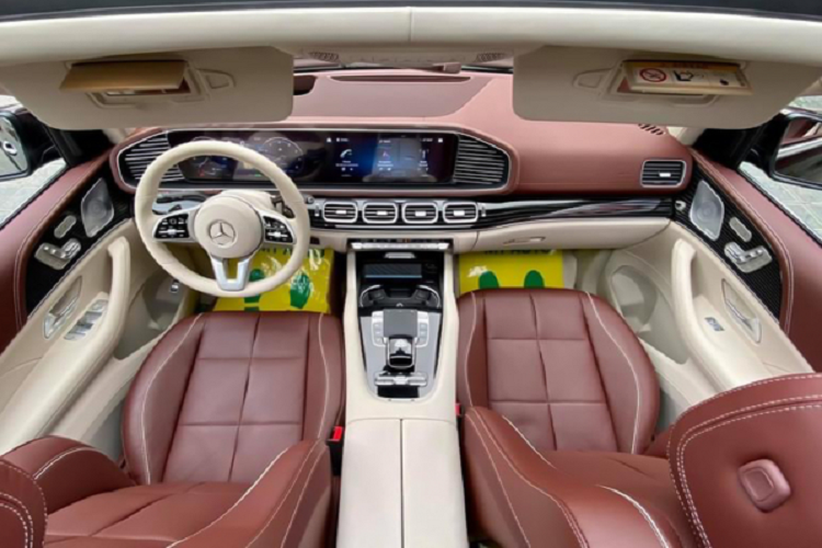 Ngoại thất của Mercedes-Maybach GLS 600 mang thiết kế tương tự như các phiên bản GLS 450 hay GLS 580 về mặt tổng thể. Tuy nhiên, xe có nhiều chi tiết khác biệt nằm ở lưới tản nhiệt cỡ lớn mạ chrome, hốc gió cản trước, nẹp cửa sổ mạ chrome sáng bóng. Xe đi kèm với “dàn chân” lắp bộ mâm kích thước 22 inch trước sau cũng là điểm nhấn để GLS Maybach khác biệt so với các phiên bản GLS thông thường.
