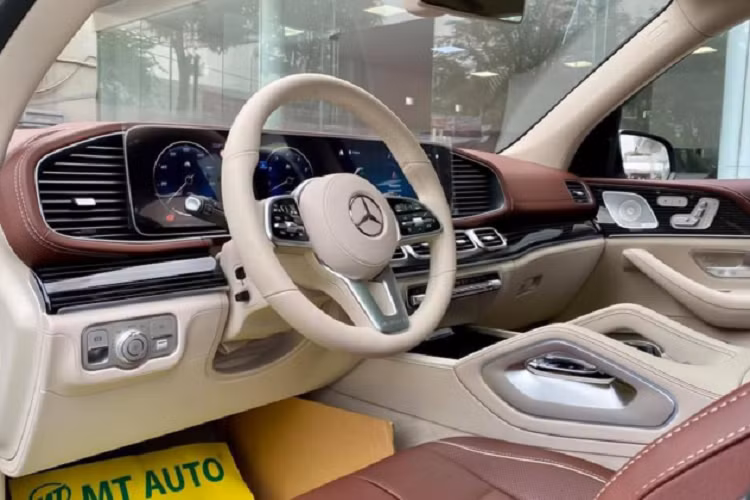 Nội thất của Maybach GLS 600 chỉ có 2 hàng ghế, khi hàng ghế thứ 3 bị loại bỏ để tăng độ rộng rãi cho hàng ghế ông chủ. Nhờ đó, hàng ghế thứ 2 cho khoảng duỗi chân 1.103 mm. Cấu hình trên GLS 600 chỉ có 4 chỗ ngồi với hai ghế hạng thương gia ở phía sau để phục vụ cho các ông chủ. Nội thất GLS Maybach được bọc da Nappa cao cấp, tất cả ghế ngồi đều chỉnh điện và tích hợp massage, thông gió, sưởi.
