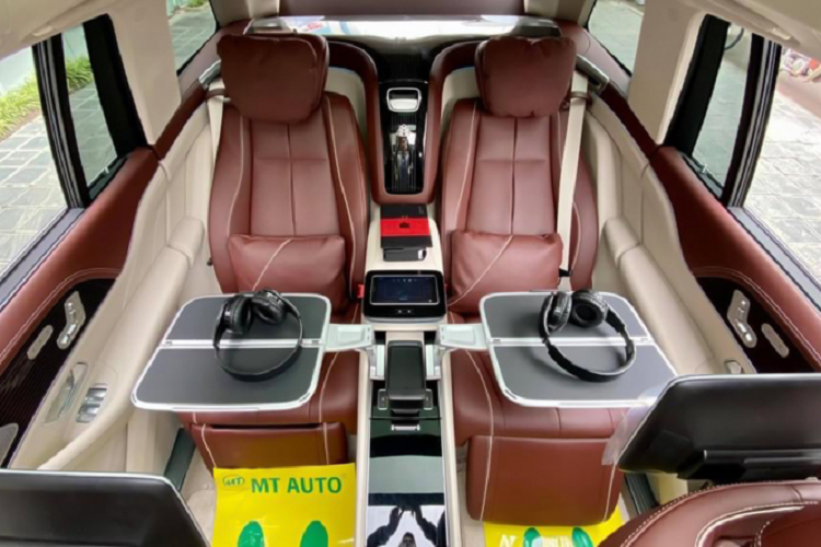 Xe cũng đi kèm với các trang bị như âm thanh vòm Burmester. Những trang bị trên Maybach GLS 600 có thể khách mua phải trả thêm phí như: tủ lạnh champagne trị giá 1.100 USD, ly champagne bạc giá 800 USD, 600 USD cho vô lăng viền gỗ…