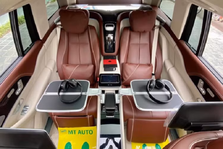 Xe cũng đi kèm với các trang bị như âm thanh vòm Burmester. Những trang bị trên Maybach GLS 600 có thể khách mua phải trả thêm phí như: tủ lạnh champagne trị giá 1.100 USD, ly champagne bạc giá 800 USD, 600 USD cho vô lăng viền gỗ…