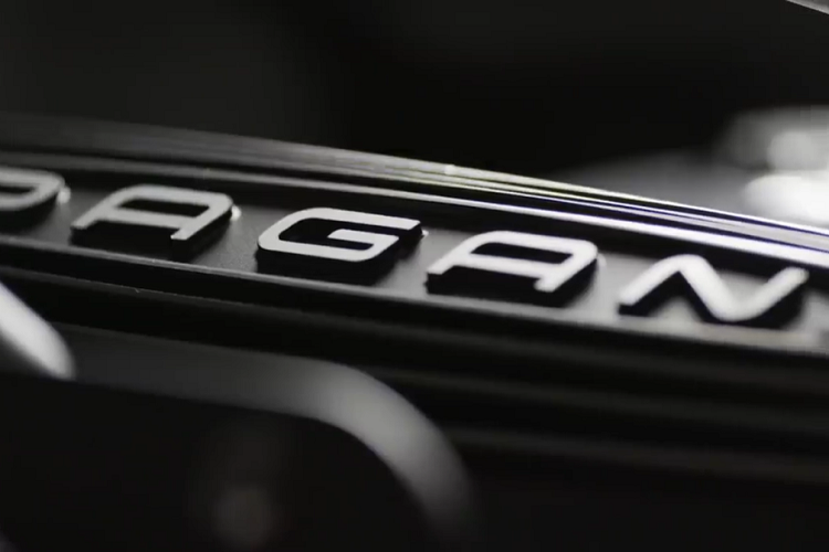 Việc đại gia Campuchia sớm mua 1 siêu phẩm Pagani Huayra BC Roadster triệu đô là điều rất dễ hiểu và đây là 1 trong những hypercar đắt đỏ nhất thế giới hiện nay.