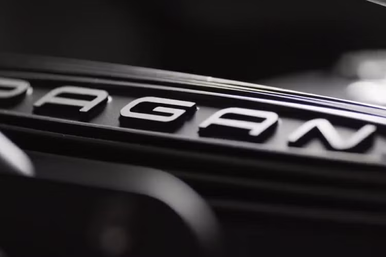 Việc đại gia Campuchia sớm mua 1 siêu phẩm Pagani Huayra BC Roadster triệu đô là điều rất dễ hiểu và đây là 1 trong những hypercar đắt đỏ nhất thế giới hiện nay.