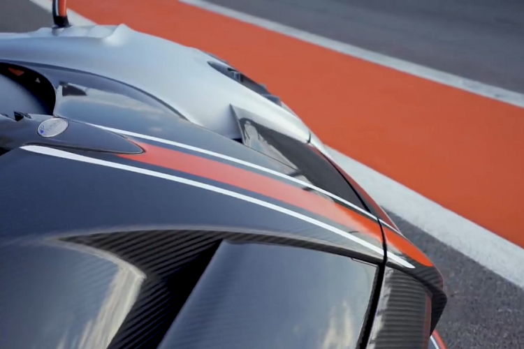 Pagani Huayra BC mui trần được trang bị khối động cơ V12, tăng áp kép, dung tích 6.0 lít, sản sinh công suất tối đa 789 mã lực và mô-men xoắn cực đại 1.099 Nm.