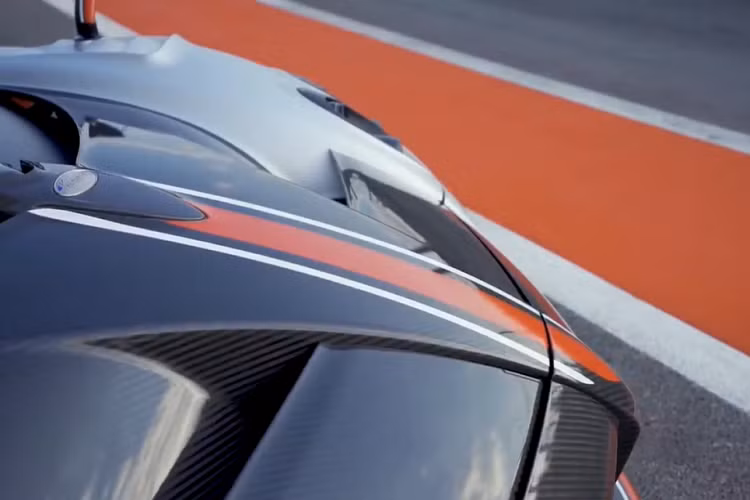 Pagani Huayra BC mui trần được trang bị khối động cơ V12, tăng áp kép, dung tích 6.0 lít, sản sinh công suất tối đa 789 mã lực và mô-men xoắn cực đại 1.099 Nm.