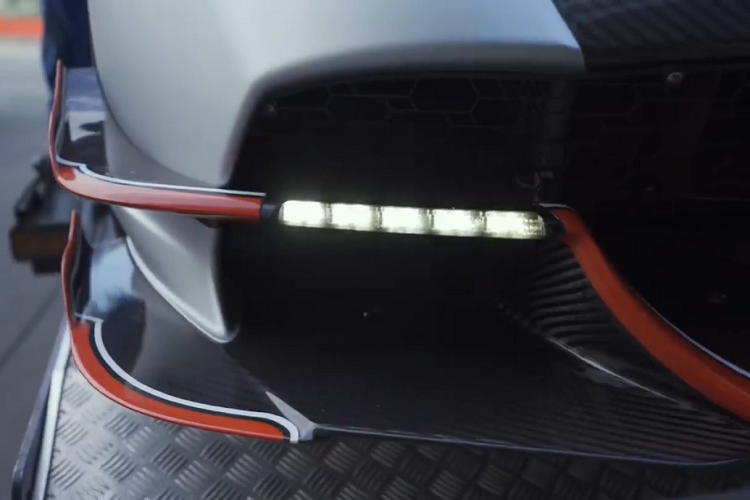 Hình ảnh do đại gia Campuchia chia sẻ cho thấy, chiếc xe Pagani Huayra phiên bản BC Roadster của mình sẽ có ngoại thất carbon trần cùng các sọc màu xanh dương và 2 bên hông xe có con số 01 nhưng chưa rõ mang ý nghĩa ra sao.