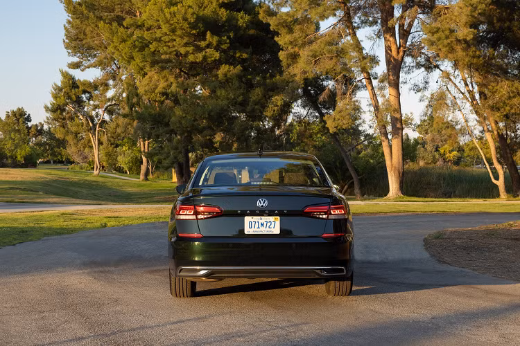 615 chiếc còn lại có ngoại thất màu xám bạch kim và nội thất đen titan, tượng trưng cho 5 thế hệ Passat nhập khẩu, một thế hệ lắp ráp tại Chattanooga và 5 thập kỷ bán hàng tại Mỹ.