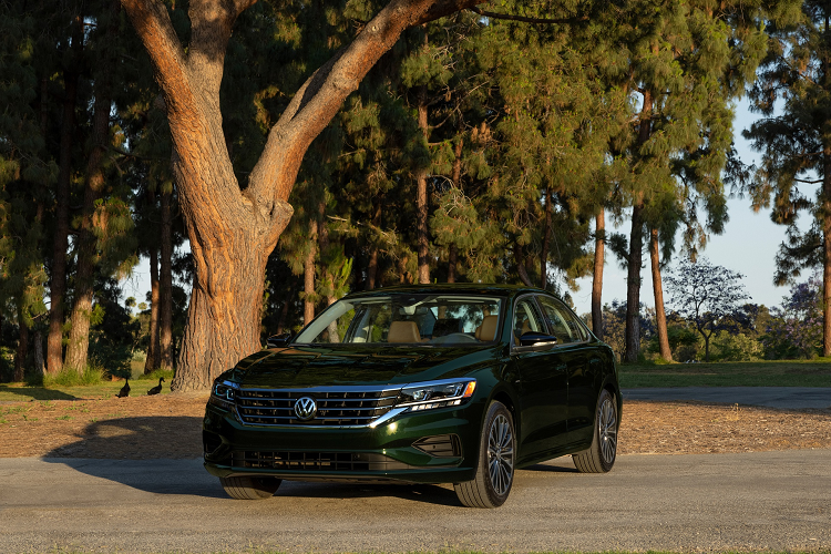 Ngoài ra, xe còn có chức năng hỗ trợ đỗ xe, đèn pha tự động điều chỉnh góc chiếu sáng. Tại Mỹ, giá xe Volkswagen Passat Limited Edition 2022 có mức bán ra từ 30.295 USD.