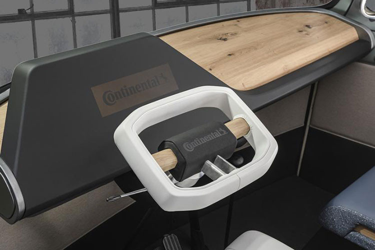 Những đặc tính đó là gì? Theo tuyên bố của Continental, một số chất liệu có thể tạo ra nhiệt, và một số khác lại có khả năng chống mài mòn cực kỳ tốt đồng thời kết hợp một số đặc tính tự phục hồi. Ví dụ, một loại da tổng hợp được gọi là “laif” mang đặc tính cực thoáng khí, cho phép không khí và hơi nước đi qua đồng thời mềm mại khi chạm vào và tự điều chỉnh theo nhiệt độ.