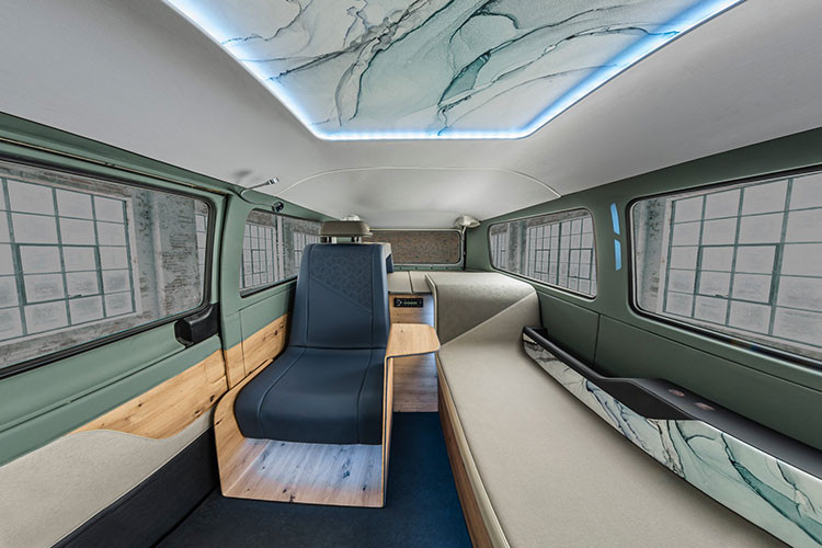 Một chất liệu khác được gọi là “staynu” (một cách chơi chữ của từ “stay-new”), được sử dụng trên ghế lái, và đúng như tên gọi, nó có khả năng chống bám bụi và vết bẩn cực kỳ hiệu quả. Những đặc tính đó là gì? Theo tuyên bố của Continental, một số chất liệu có thể tạo ra nhiệt, và một số khác lại có khả năng chống mài mòn cực kỳ tốt đồng thời kết hợp một số đặc tính tự phục hồi.