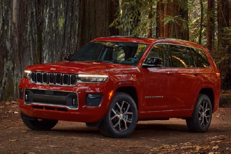 Di chuyển lên một hạng là phiên bản Grand Cherokee L Limited. Phiên bản này có mức giá tăng vọt so với bản tiêu chuẩn ở mức 45.490 USD (khoảng 1,047 tỷ đồng). Nhờ đó, chiếc SUV sở hữu giao diện đặc sắc hơn với lưới tản nhiệt đẳng cấp hơn, cốp điện, hệ thống đèn pha thông minh. Xe cũng có đèn sương mù LED và hệ thống khởi động từ xa.