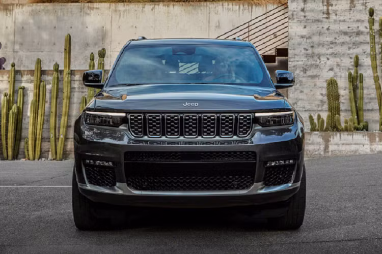 Nội thất được nâng cấp với ghế bọc da Nappa đục lỗ có tính năng sưởi và thông gió phía trước. Trang trí ốp gỗ và hệ thống đèn nội thất năm màu làm tăng nét sang trọng bên trong xe. Làm tròn những điểm nổi bật là băng ghế thứ ba có thể gập điện, định vị GPS và hệ thống âm thanh Alpine 9 loa với một loa siêu trầm.