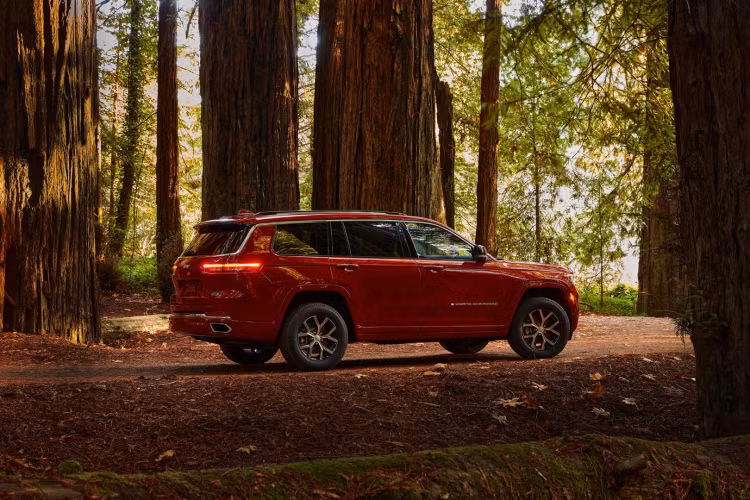 Sức mạnh được cung cấp cho Grand Cherokee L bởi động cơ Pentastar V6 3.6 lít, sản sinh công suất 290 mã lực và mô-men xoắn 348 Nm. Xe sử dụng hộp số tự động 8 cấp và hệ dẫn động cầu sau tiêu chuẩn. Hệ dẫn động 4WD là tùy chọn hiện chưa được công bố giá.