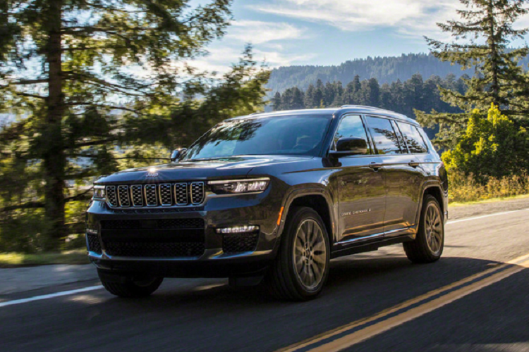 Phiên bản của mẫu xe SUV Jeep Grand Cherokee L 2021 mới tiêu chuẩn được trang trí gói Laredo bao gồm đèn LED, mâm xe bằng nhôm 18 inch và các phụ kiện đồng màu thân xe.