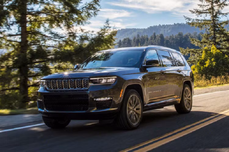 Phiên bản của mẫu xe SUV Jeep Grand Cherokee L 2021 mới tiêu chuẩn được trang trí gói Laredo bao gồm đèn LED, mâm xe bằng nhôm 18 inch và các phụ kiện đồng màu thân xe.