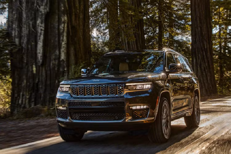 Đặc biệt, phiên bản Overland sở hữu hệ thống treo khí nén với giảm xóc thích ứng. Người mua cũng có thể lựa chọn động cơ HEMI V8 5.7 lít, sản sinh công suất 357 mã lực và mô-men xoắn 520 Nm. Grand Cherokee L Summit là “trùm cuối” của dải sản phẩm với giá bắt đầu từ 60.490 USD (khoảng 1,4 tỷ đồng). Ngoại hình xe được sửa đổi nhẹ với phần nóc mái đen bóng. các điểm nhấn mạ chrome bạch kim tăng vẻ cứng cáp và cao cấp cho ngoại thất xe