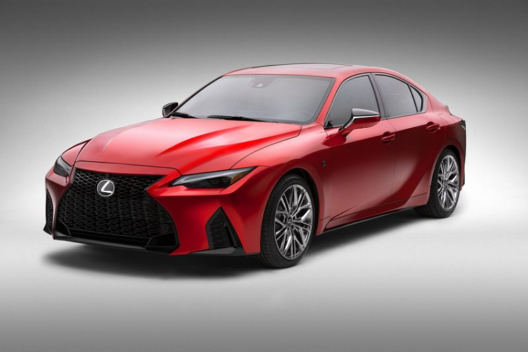 Mức giá xe Lexus IS 500 Premium F Sport Performance 2022 bán ra từ 61.000 USD (khoảng 1,39 tỷ đồng), xe được trang bị hệ thống âm thanh vòm cao cấp Mark Levinson 17 loa, hệ thống định vị, camera quan sát toàn cảnh, đèn pha LED ba chùm và tấm chắn nắng chỉnh điện phía sau.