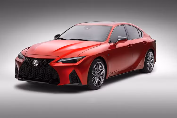 Mức giá xe Lexus IS 500 Premium F Sport Performance 2022 bán ra từ 61.000 USD (khoảng 1,39 tỷ đồng), xe được trang bị hệ thống âm thanh vòm cao cấp Mark Levinson 17 loa, hệ thống định vị, camera quan sát toàn cảnh, đèn pha LED ba chùm và tấm chắn nắng chỉnh điện phía sau.