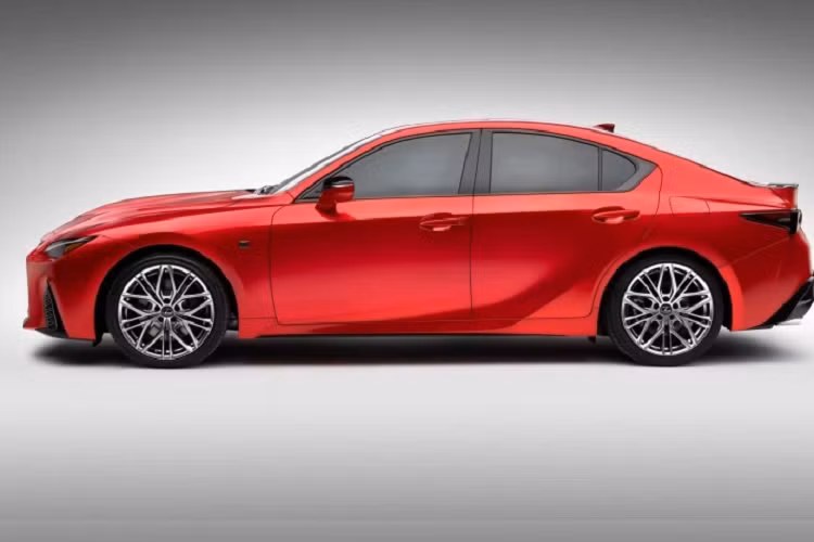 Trong khi đó, Mercedes-AMG C63 nhiều hơn IS 500 F Sport Performance 114 Nm nhưng có công suất ít hơn 3 mã lực và giá thì lại cao hơn những 12.100 USD (khoảng 275,8 triệu đồng), đối thủ Audi RS5 thậm chí còn đắt hơn tới 18.900 USD (khoảng 430,8 triệu đồng) và kém hơn 28 mã lực so với IS 500 F Sport Performance.