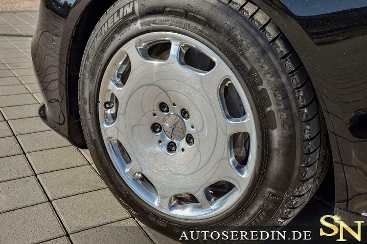 Nội thất của xe được phối 2 màu đen - be thanh lịch đồng thời đi kèm hàng loạt trang bị tiện nghi khác như hệ thống đèn viền Ambient Lighting, ghế có đủ tính năng sưởi, làm mát, mát-xa hay vách ngăn giữa khoang lái và khoang hành khách. Vách ngăn này sẽ mang đến sự riêng tư cho hành khách ngồi phía sau - thường là ông chủ đích thực của chiếc xe.