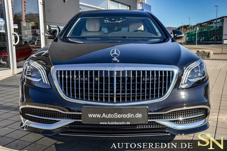 Bên ngoài, chiếc Mercedes-Maybach S650 Pullman Guard 2020 sở hữu màu sơn đen sang trọng với những chi tiết mạ crôm sáng bóng làm điểm nhấn. Thêm vào đó là bộ vành mạ crôm được thiết kế theo phong cách cổ điển đặc trưng của dòng xe Mercedes-Maybach S-Class. Bước vào bên trong chiếc Mercedes-Maybach S 50 Pullman Guard 2020 này, người dùng được chào đón bằng không gian nội thất bọc bằng những chất liệu tốt nhất vào thời điểm xe xuất xưởng.