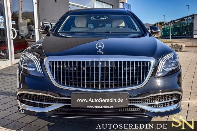 Bên ngoài, chiếc Mercedes-Maybach S650 Pullman Guard 2020 sở hữu màu sơn đen sang trọng với những chi tiết mạ crôm sáng bóng làm điểm nhấn. Thêm vào đó là bộ vành mạ crôm được thiết kế theo phong cách cổ điển đặc trưng của dòng xe Mercedes-Maybach S-Class. Bước vào bên trong chiếc Mercedes-Maybach S 50 Pullman Guard 2020 này, người dùng được chào đón bằng không gian nội thất bọc bằng những chất liệu tốt nhất vào thời điểm xe xuất xưởng.