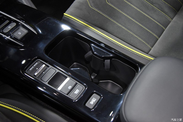 Bước vào bên trong mẫu SUV chạy điện này, chúng ta sẽ thấy sự biến mất của phần lớn các nút bấm cơ học. Thay vào đó, các tính năng trên xe sẽ được điều khiển qua màn hình thông tin giải trí dạng cảm ứng 15,2 inch nằm dọc. Màn hình này khiến nội thất của Honda e:NS1 2022 trông thời trang và theo kịp thời đại hơn.