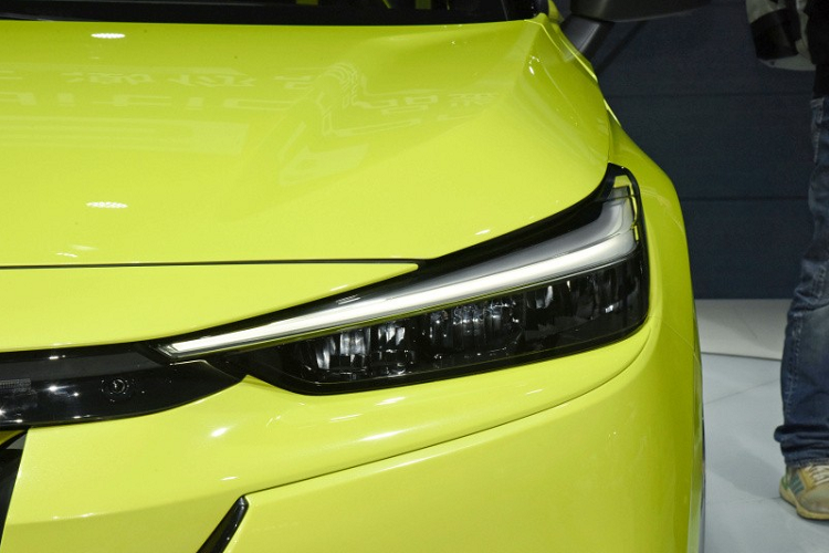 Thiết kế bên sườn của Honda e:NS1 2022 khá đơn giản với đường vai xe thẳng thớm và nằm cao, kéo dài từ đèn pha đến đèn hậu. Cũng giống như Honda HR-V 2022, tay nắm cửa sau của mẫu ô tô điện này được đặt trên cột C. Trong khi đó, gương ngoại thất được đặt trên cửa nhằm tăng tầm nhìn cho người lái.