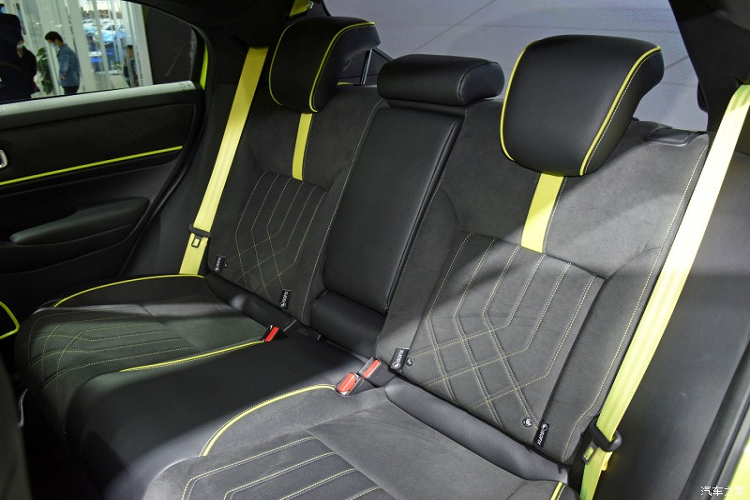 Hệ thống này có thể phát hiện tình trạng của người lái, nhận ra sự thay đổi trong tâm trạng của họ và chủ động nhắc nhở để mang đến trải nghiệm lái vừa mới mẻ vừa an toàn hơn. Cũng như ngoại thất, nội thất của chiếc Honda e:NS1 2022 trưng bày trong triển lãm có nhiều điểm nhấn màu xanh cốm như mặt táp-lô, mặt cửa, núm chỉnh cửa gió điều hòa, dây đai an toàn, chỉ khâu và ghế