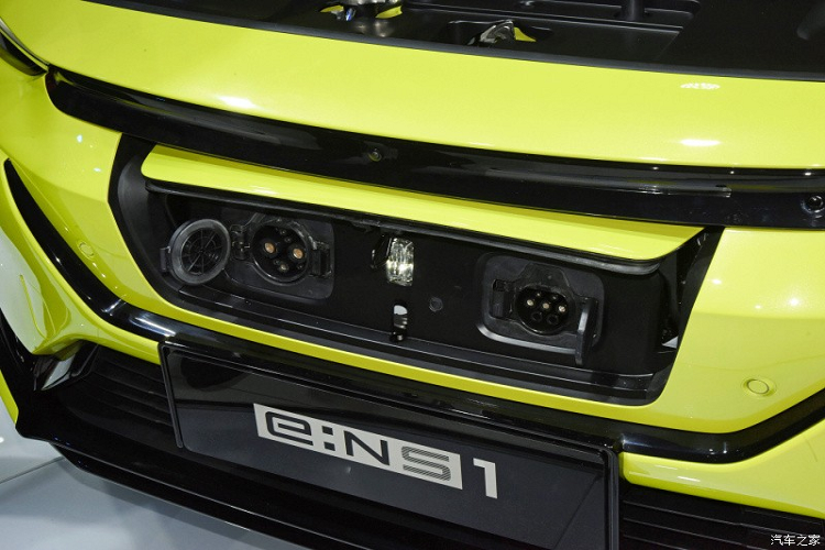 Không chỉ có kích thước tương đương, Honda e:NS1 2022 còn mang trên mình thiết kế khá tương đồng với HR-V mới. Trên đầu xe, Honda e:NS1 2022 không có lưới tản nhiệt vì là ôtô điện. Ngoài ra, mẫu xe này còn được trang bị cổng sạc điện nằm sau logo phát sáng của hãng Honda trên đầu xe. Tiếp đến là đèn pha thanh mảnh, tích hợp dải đèn LED định vị ban ngày, hốc gió trung tâm màu đen và đèn sương mù nằm ngang.