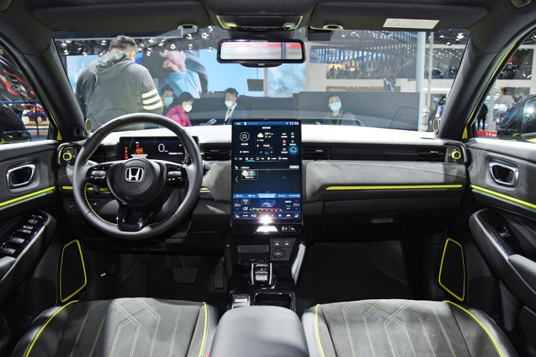 Riêng chiếc Honda e:NS1 2022 được trưng bày trong triển lãm Ô tô Vũ Hán 2021 còn có thêm cánh gió nằm ngay trên đèn hậu dù đã có cánh gió mui. Ngoài ra, xe còn được sơn màu xanh cốm bắt mắt phối màu đen tương phản. Trên cản trước, cản sau, cánh gió mui và vành la-zăng của xe cũng có những điểm nhấn màu xanh cốm.