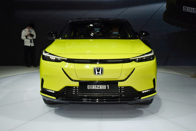 Đồng thời, e:NS1 cũng là 1 trong số 10 mẫu ôtô điện mà hãng Honda sẽ bán ra tại Trung Quốc trong thời gian 5 năm tới. Về kích thước, Honda e:NS1 2022 chạy điện sở hữu chiều dài 4.390 mm, chiều rộng 1.790 mm, chiều cao 1.560 mm và chiều dài cơ sở 2.610 mm. Có thể nói, kích thước này khá tương đồng với Honda HR-V thế hệ mới.