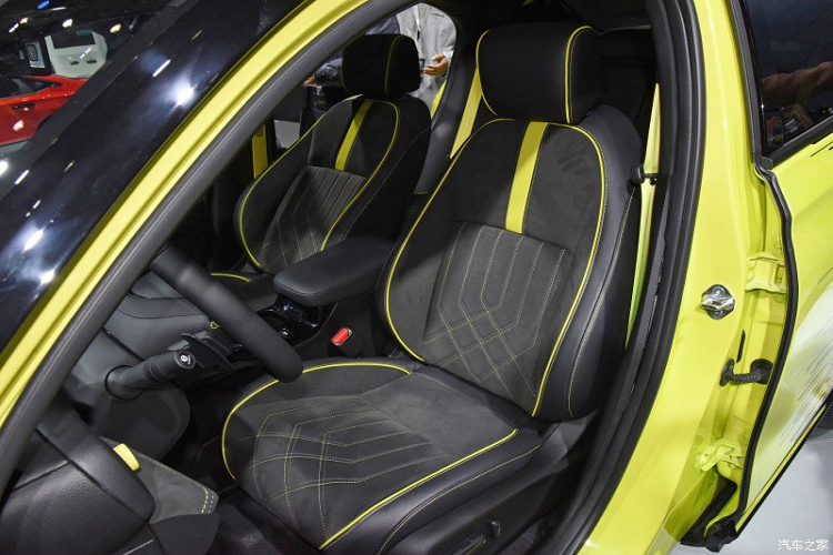 Chưa hết, Honda e:NS1 2022 còn có bảng đồng hồ kỹ thuật số 10,25 inch, hệ thống điều khiển thông minh e:N OS mới nhất của hãng Honda, tính năng ra lệnh bằng giọng nói dạng trợ lý ảo và cập nhật phần mềm qua Wi-Fi. Đặc biệt, xe còn lần đầu tiên được trang bị hệ thống nhận thức về người lái DMC.