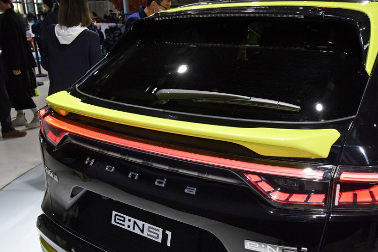 Đằng sau, Honda e:NS1 2022 được trang bị cụm đèn hậu nối liền với nhau bằng dải đèn ở giữa. Bên dưới là tem chữ nổi "Honda" thay cho logo hình chữ "H" của hãng.