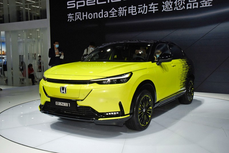 Cách đây vài ngày, hãng Honda đã tung ra những hình ảnh và thông tin đầu tiên của mẫu ôtô chạy điện hoàn toàn mới mang tên e:NS1. Đến nay, Honda e:NS1 2022 mới đã được mang đến trưng bày và giới thiệu với khách hàng Trung Quốc tại triển lãm Ô tô Vũ Hán 2021. Được xem như phiên bản chạy điện của HR-V thế hệ thứ ba, e:NS1 sẽ do liên doanh Dongfeng Honda sản xuất và bán ra tại thị trường Trung Quốc.
