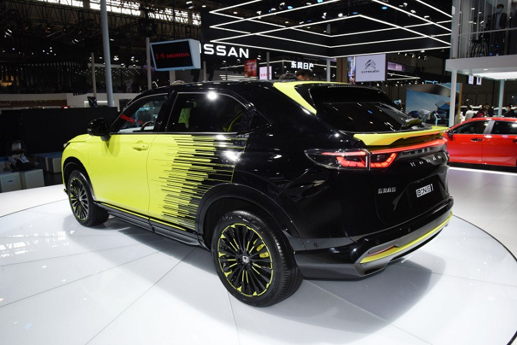 Nguồn cung cấp sức mạnh cho Honda e:NS1 2022 là mô-tơ điện nằm trên cầu trước, có công suất tối đa 182 mã lực ở bản tiêu chuẩn và 201 mã lực ở bản cao cấp. Mô-tơ điện sẽ kết hợp với cụm pin lithium-ion 68,8 kWh, cho phép xe chạy hơn 500 km sau khi sạc đầy. Vì khá nặng với trọng lượng 2.108 kg nên Honda e:NS1 2022 chỉ có thể tăng tốc từ 0-100 km/h trong 8 giây và đạt vận tốc tối đa 150 km/h.