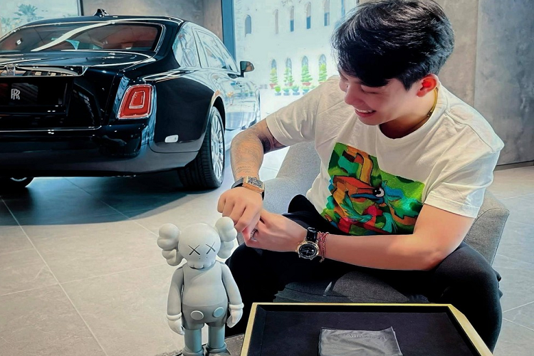 Được biết, trước đó, Minh nhựa đã ép giá 1 người mua bán siêu xe khi cho biết chiếc Lamborghini Huracan STO mình sẽ mua với giá 19 tỷ đồng và ngay lập tức bị từ chối. Sau đó, đại gia này còn gạ người bạn là Cường Đô la đổi chiếc xe Mercedes-AMG GTR để mình lấy về trải nghiệm và sẽ bù bằng Aston Martin V8 Vantage.