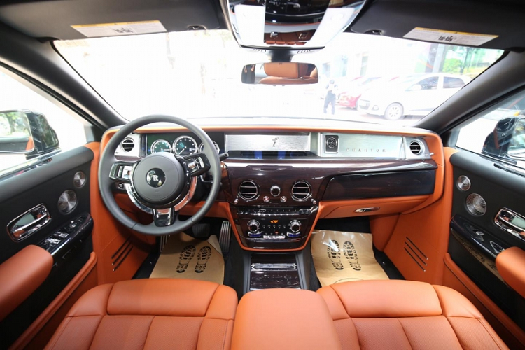 Minh nhựa nổi tiếng là 1 người chơi siêu xe hàng hiếm khi đã mang về nước Bugatti Veyron, Pagani Huayra, Lamborghini Murcielago LP670-4 SV và Lamborghini Aventador LP750-4 SV, ở thời kỳ đỉnh cao của mình, chủ nhân của Pagani Huayra từng sở hữu 1 cặp xe Rolls-Royce vạn người mê lúc bấy giờ là Phantom và Ghost. Sau đó, anh đã bán đi hai chiếc xe này nhưng 1 thời gian sau tìm mua lại chiếc Ghost cũ biển 38.38.