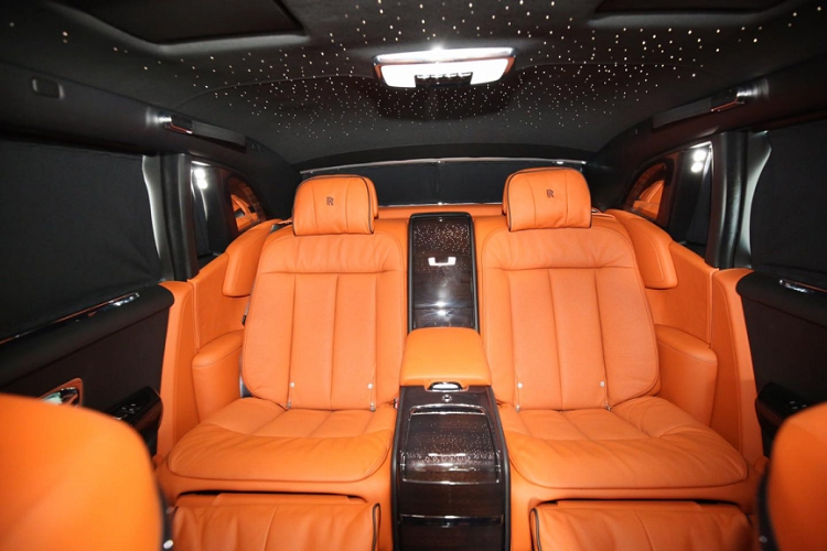 Hiện chưa rõ mục đích trong lần ghé thăm đại lý Rolls-Royce chính hãng của Minh nhựa, có thể doanh nhân này hỏi về một số chính sách bán hàng hay bảo dưỡng xe chính hãng cho Ghost và Cullinan nhưng cũng có thể là tìm kiếm mua xe mới.