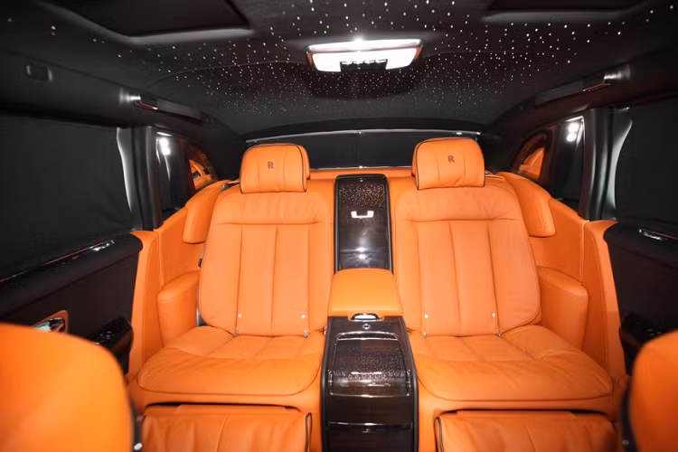 Hiện chưa rõ mục đích trong lần ghé thăm đại lý Rolls-Royce chính hãng của Minh nhựa, có thể doanh nhân này hỏi về một số chính sách bán hàng hay bảo dưỡng xe chính hãng cho Ghost và Cullinan nhưng cũng có thể là tìm kiếm mua xe mới.