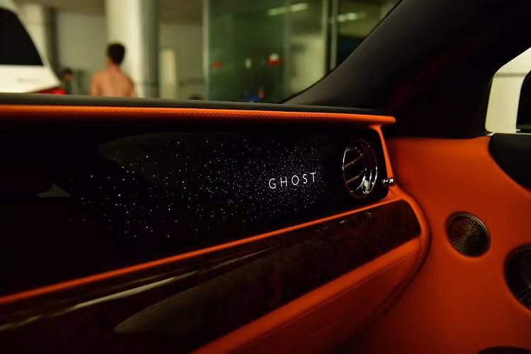 Mới đây, đại gia này đã đến showroom Rolls-Royce để tham quan, hình ảnh còn cho thấy Minh nhựa đang trải nghiệm 1 chiếc đồng hồ mới bên tay phải, tay còn lại doanh nhân này đeo Patek Philippe nhưng không rõ có phải là mẫu Geneve Sky Chart 6103G đắt đỏ hay không