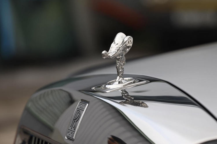 Sức mạnh được truyền tới bánh thông qua hộp số tự động 8 cấp với công nghệ "hỗ trợ vệ tinh" khi sang số, nhờ đó, Rolls-Royce Phantom thế hệ thứ 8 có thể tăng tốc từ vị trí xuất phát lên 100 km/h chỉ trong thời gian 5,3 giây, nhanh hơn 0,4 giây so với thế hệ cũ.