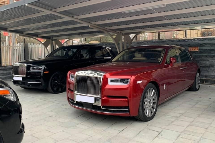 Như vậy hết gạ bạn bè đổi siêu xe, Minh nhựa còn đi tham quan showroom Rolls-Royce và không rõ đại gia này có để ý đến chiếc xe chính hãng nào hay không. Được biết, bức ảnh Minh nhựa chia sẻ cho thấy phía sau là chiếc xe Phantom VIII sở hữu ngoại thất màu xanh đen chỉ mới được đưa vào Nam trưng bày vài ngày gần đây.