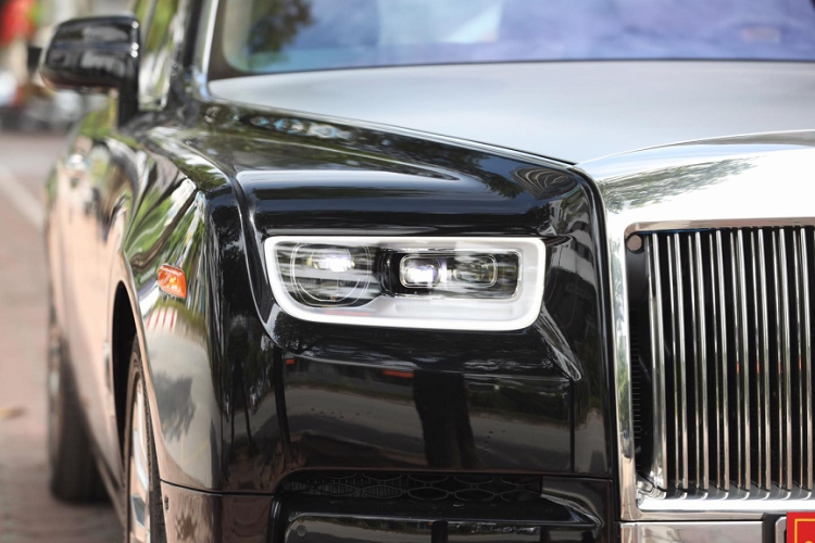 Đại lý Rolls-Royce chính hãng chưa công bố giá xe Phantom thế hệ thứ 8 mà Minh nhựa còn thiếu, chỉ biết rằng đơn vị phân phối chính hãng trước đó từng áp mức giá 46 tỷ đồng cho bản tiêu chuẩn và 54 tỷ đồng cho bản trục cơ sở dài. Chiếc xe siêu sang Rolls-Royce Phantom VIII sử dụng khối động cơ V12, tăng áp kép, dung tích 6.75 lít, tạo ra công suất tối đa 563 mã lực, mạnh hơn 110 mã lực so với thế hệ thứ 7 và mô-men xoắn cực đại đạt 900 Nm, tăng 180 Nm so với thế hệ cũ.