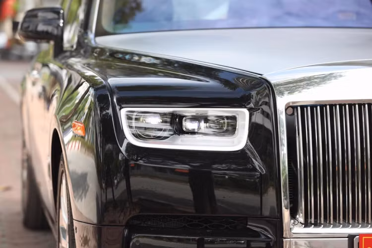 Đại lý Rolls-Royce chính hãng chưa công bố giá xe Phantom thế hệ thứ 8 mà Minh nhựa còn thiếu, chỉ biết rằng đơn vị phân phối chính hãng trước đó từng áp mức giá 46 tỷ đồng cho bản tiêu chuẩn và 54 tỷ đồng cho bản trục cơ sở dài. Chiếc xe siêu sang Rolls-Royce Phantom VIII sử dụng khối động cơ V12, tăng áp kép, dung tích 6.75 lít, tạo ra công suất tối đa 563 mã lực, mạnh hơn 110 mã lực so với thế hệ thứ 7 và mô-men xoắn cực đại đạt 900 Nm, tăng 180 Nm so với thế hệ cũ.