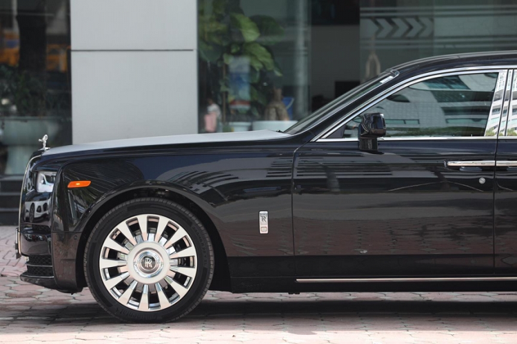 Về giá xe Rolls-Royce Ghost 2021, đại lý chính hãng báo giá cho khách từ 30 tỷ đồng cho bản tiêu chuẩn. Mẫu xe này có sự khác biệt rất lớn so với bản cũ của Minh nhựa đang sử dụng ở thiết kế cũng như trang bị Illuminated Fascia trong khoang lái, đây là trải nghiệm mà bất cứ khách hàng nào mua xe Rolls-Royce Ghost thế hệ mới đều muốn thử.